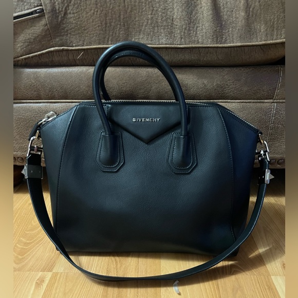 Givenchy Handbags - MEDIUM GIVENCHY ANTIGONA BAG
